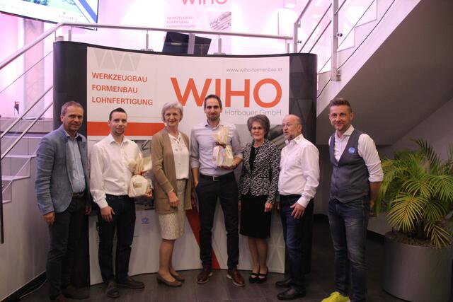 WKO-Bezirksstellenleiter Siegfried Pramhas, WIHOHofbauer Geschäftsführer Markus Meister, Bürgermeisterin Katharina Seebacher, Matthias Uhl, Helga und Walter Hofbauer, Mario Pramberger (v.li.) | Foto: Staudinger