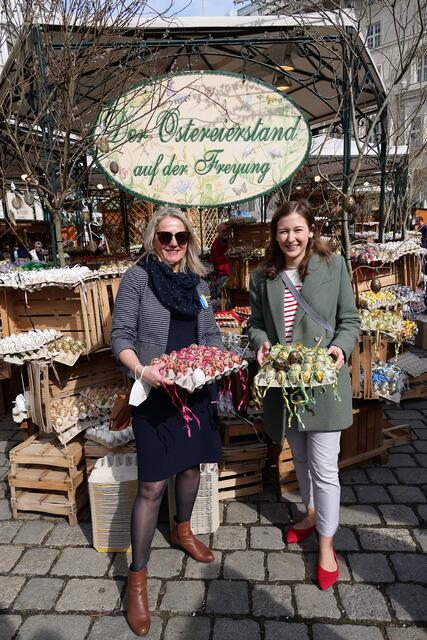 Der Ostermarkt auf der Freyung steht dieses Jahr ganz im Zeichen der Ukraine.  | Foto: H. Hochmuth 