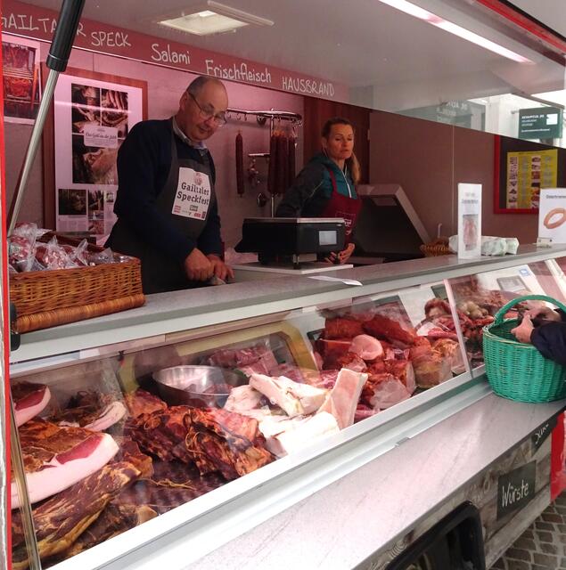 Großer Andrang herrscht beim Verkaufstand vom Albert Jank aus dem Gailtal. Er präsentiert seine Wurst- und Selchwaren und vieles mehr in der Widmanngasse.