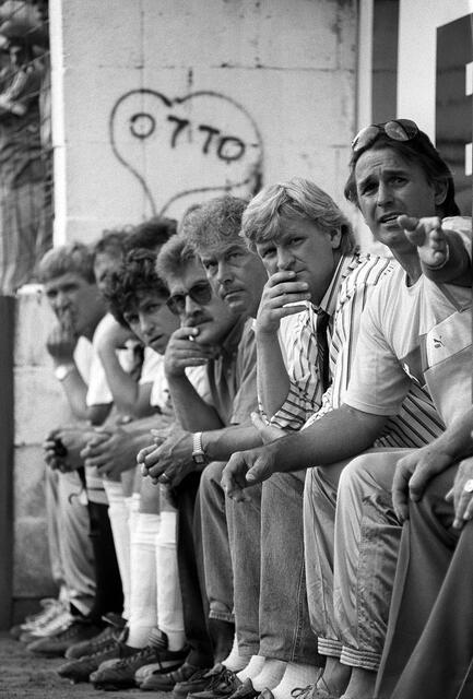 Betreuuerbank des SK Sturm mit Trainer Gustl Starek, 1989 gegen Admira Wacker in Graz | Foto: GEPA