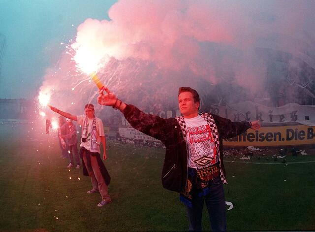 Fans des SK Sturm mit Pyrotechnik, Heimspiel gegen Austria Wien, Juni 1995 | Foto: GEPA