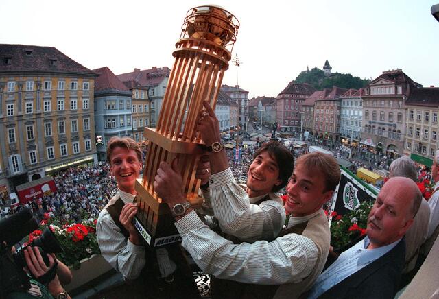Cup-Feier des SK Sturm am Grazer Hauptplatz, Juni 1996 – mit dem Pokal: Markus Schopp, Ivo Vastic und Roland Goriupp | Foto: GEPA
