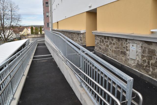 Die Rampe im Hof ermöglicht auch Rollstuhlfahrern die Zufahrt. | Foto: Martin Wurglits