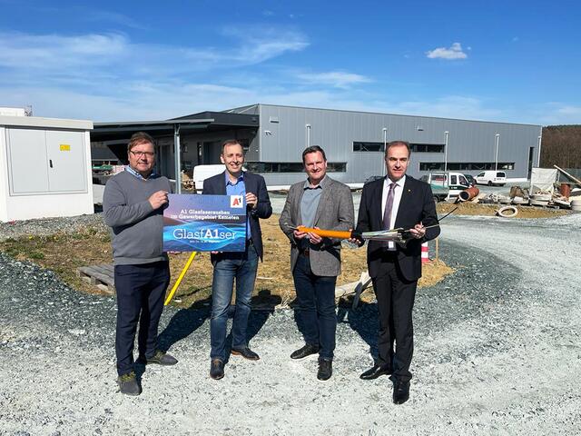 Modernes Glasfasernetz wird im Gewerbegebiet Kemeten installiert: Erwin Hochwarter, Markus Halb, Wolfgang Koller, Leonhard Schneemann | Foto: Landesmedienservice