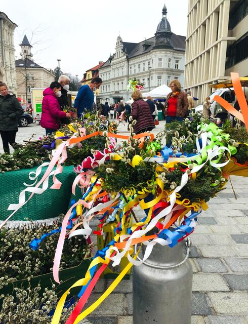 Jede Menge bunter Palmbuschen werden liebvoll bei einigen Ständen am Hans Gasser Platz zum Verkauf angeboten.