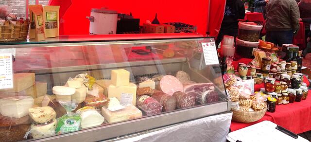 Italienische Spezialitäten gibt es bei diesen Verkaufsstand in reicher Auswahl.