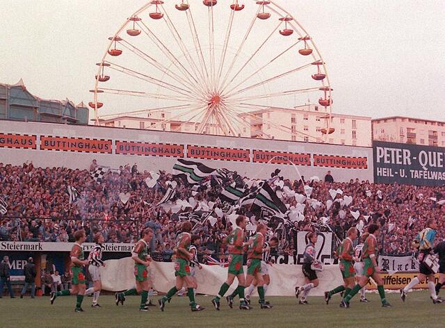 Einlauf des SK Sturm Graz und des FC Tirol in die Gruabn, April 1995 | Foto: GEPA