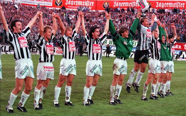 Teil der Sturm-Mannschaft mit Mario Haas, Walter Hörmann, Herbert Grassler, Günther Neukirchner Roland Goriupp, Arnold Wetl, Gilbert Prilasnig (u. a.), Heimspiel gegen Austria Wien, Sommer 1995 | Foto: GEPA