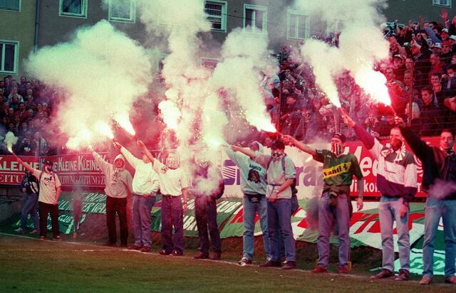 Rapid-Fans am Spielfeldrand der Gurabn mit Pyrotechnik, April 1996 | Foto: GEPA