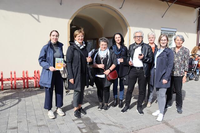 Johann Schleich inmitten starker Feldbacher Frauen bei seiner Führung durch die Stadt. | Foto: RegionalMedien