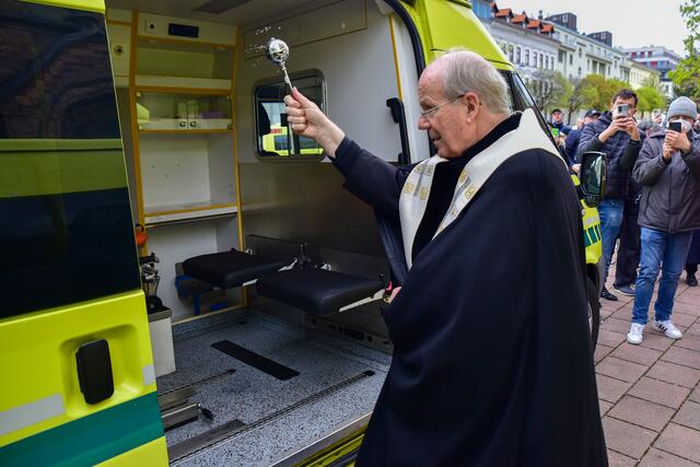 Schönborn segnete zehn Krankenwagen für die Ukraine. | Foto: Markus Spitzauer