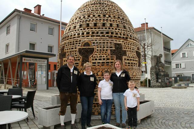 In Arnfels versetzt ein Osterei aus Holz die Betrachter in Staunen. | Foto: Josef Fürbass