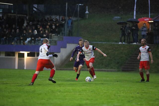 Regen, Regen, Regen: Der anhaltende Niederschlag und der damit tiefe Boden standen einer spielerischen Linie beiden Teams im Weg. | Foto: Reischl