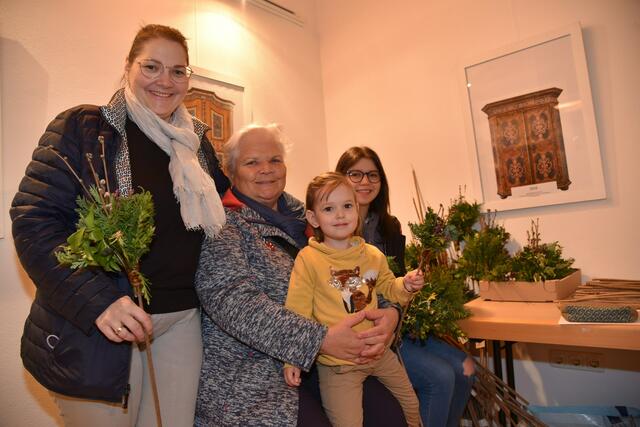 Oma Sigrid mit Tochter Doris und Enkel Annika und Fiona