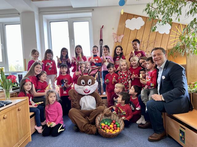 Bürgermeister Christian Partoll (re.) mit dem Osterhasen bei den Ansfeldner Kindergartenkindern. | Foto: Stadt/Ansfelden