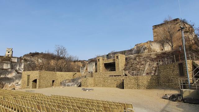 
Wer einen Ausblick auf die diesjährigen Passionsspiele in St. Margarethen bekommen möchte, kann den bei der Feier des Live-Übertragungsgottesdienst am Palmsonntag aus dem Römersteinbruch mit Pfarrer Richard Geier erleben. | Foto: Pfarre St. Margarethen