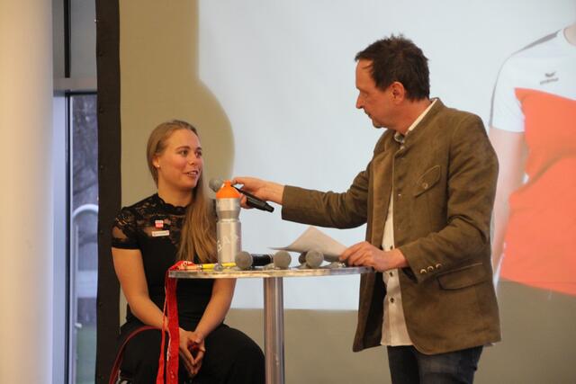 USV-Obmann Andreas Weishäupl mit der Olympia-Siegerin.