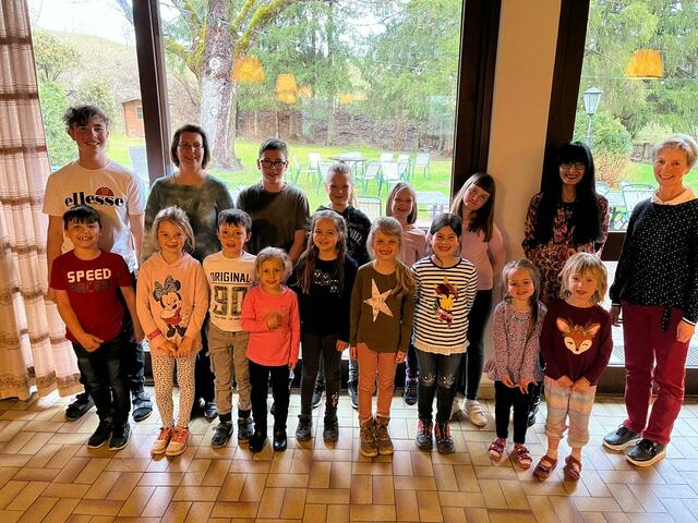 Kinderchor Spittal Porcia: Chorleiter Marcel Kandussi (hinten ganz links) mit Kindern und Mitwirkenden. | Foto: Foto: privat