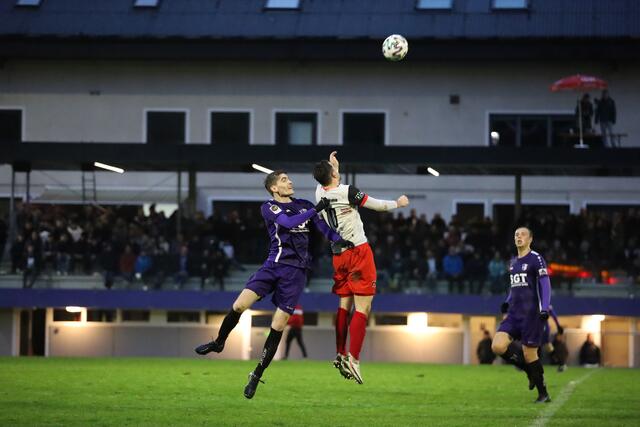 Zweikämpfe en masse: Beide Teams schenkten sich nichts, am Ende war Eidenberg das glücklichere Team. | Foto: Reischl