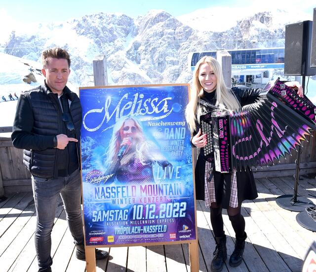 Ohne ihre Ziehharmonika geht bei Melissa nix - das gilt auch für Events auf 2.000 Metern Seehöhe, wie bei der Präsentation des Winter-Opening-Termines 10.Dezember 2022 auf der Kofelalm am Nassfeld. | Foto: Hans Jost