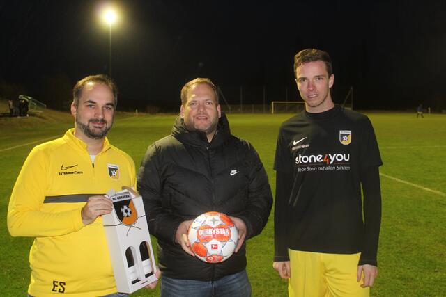 Michael Niederer übergab den Matchball vor dem Spiel an die Vereinsvertreter | Foto: arbes