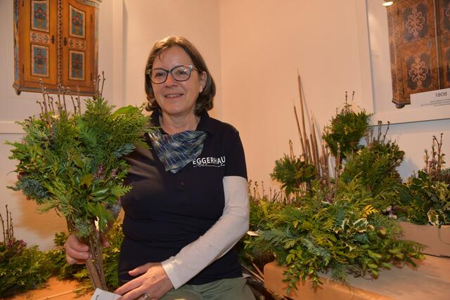 Gabi mit den fertigen Palmbuschen