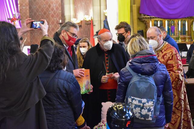 Ukrainische Flüchtlingsfamilien bekommen von Kardinal Schönborn und Stadtrat Hacker Ostersackerln und Osterbrot als Willkommenszeichen überreicht. | Foto: Markus Spitzauer