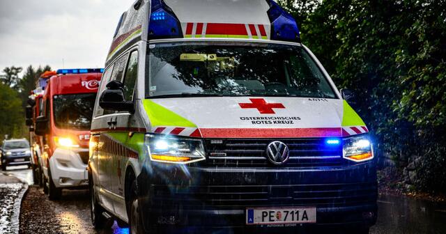 Die Polizei sucht den Fahrzeughalter des am Straßenrand abgestellten Pkw. Dieser hat die Unfallstelle vor Eintreffen der Einsatzkräfte verlassen. | Foto: fotokerschi.at (Symbolfoto)