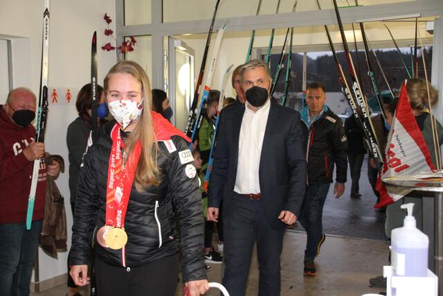 Carina Edlinger beim Empfang mit Bürgermeister Franz Vogl.