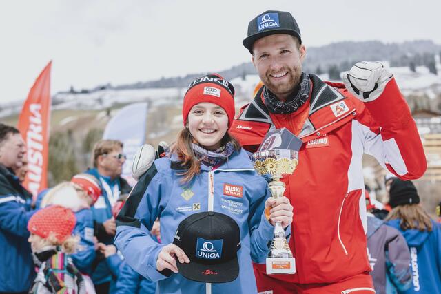 Marco Schwarz freute sich mit den Siegern. | Foto: XIAOMI KidsCup © EXPA