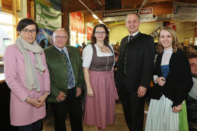 Schwanenstadts Bürgermeisterin Doris Staudinger, Niederthalheims Bürgermeister Johann Öhlinger, Landtagsabgeordnete und Bauernbund-Bezirksobfrau-Stv. Elisabeth Gneißl, Schlatts Bürgermeister Christian Mader und Landjugend OÖ-Geschäftsführerin Julia Breitwieser. | Foto: Helmut Klein