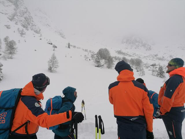 Schwierige Wetterverhältnisse erschwerten den Einsatz. | Foto: Bergrettung