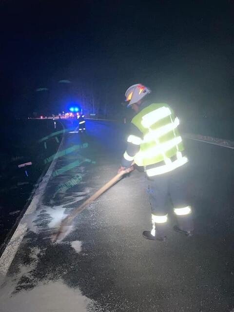 Die Feuerwehr Neustift a. d. Lafnitz musste eine Ölspur auf der Straße entfernen. | Foto: Feuerwehr Neustift/Lafnitz