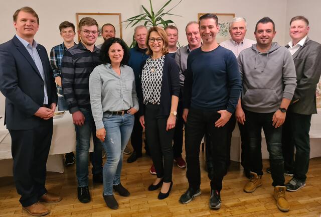 Vizebürgermeisterin Monika Pock (Mitte) wurde zur Spitzenkandidatin für die Gemeinderatswahl und zur Gemeindeparteiobfrau gewählt. | Foto: ÖVP