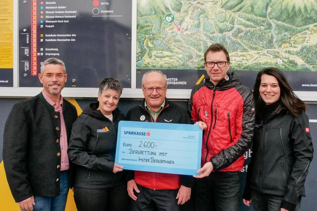 GF Bernhard Schöpf, Reingard Gastl, Ortsstellenleiter Helmut Knabl, Bernhard Fischer und Anna Wagner (v.l.n.r.) bei der Spendenübergabe in Hoch-Imst.
 | Foto: Imster Bergbahnen