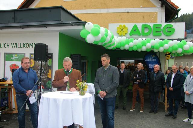 Bürgermeister Erwin Gruber (M.) freut sich, dass Roland Wurm (r.) und Christian Unterberger den neuen ADEG Markt in Gasen übernehmen. | Foto: RegionalMedien Hofmüller
