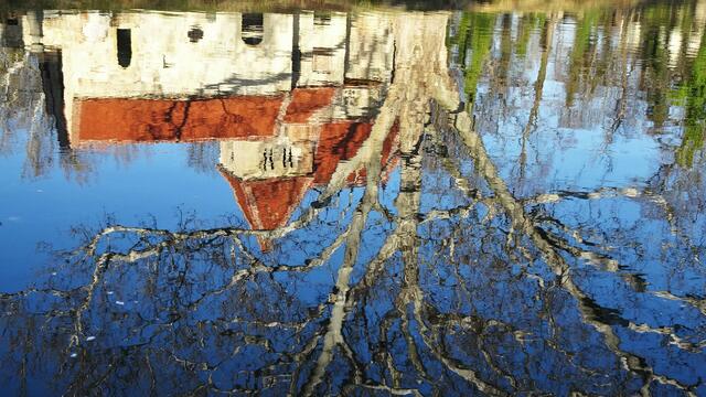 Welches historische Gebäude spiegelt sich hier im Wasser? | Foto: Silvia Plischek