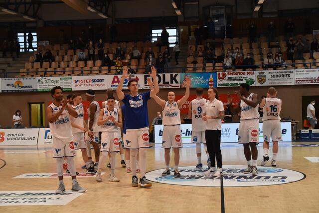 Die Gunners bejubeln einen klaren 84:68-Triumph gegen Graz und Platz 3 in der Tabelle. | Foto: Michael Strini