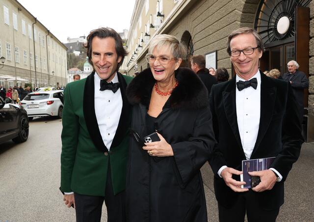 Fürstin Gloria Thurn und Taxis, zusammen mit Pierre Pelegry und Galerist Thaddaeus Ropac. | Foto: Neumayr