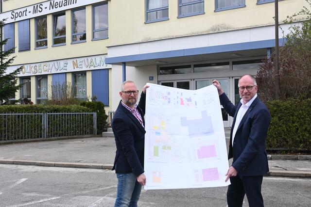 Masterplan für Schulstandort Neualm (v. l.): Christian Haslauer  (Bgm. Stv. Oberalm) und Alexander Stangassinger (Bürgermeister Hallein). | Foto: Martin Schöndorfer, 2022