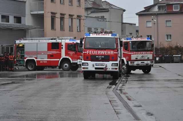 Die Einsatzkräfte, die Feuerwehr Hüttau und die Feuerwehr St. Martin konnten die Brandausweitung auf das Wohnobjekt verhindern.  | Foto: Symbolfoto: RegionalMedien Salzburg Archiv