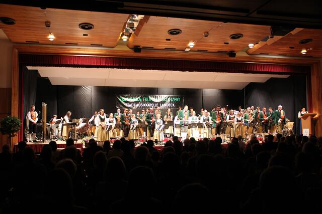 Nach mehr als 800 Tagen durfte die Stadtmusikkapelle Landeck endlich wieder in ihrem Wohnzimmer, dem Stadtsaal, konzertieren.  | Foto: Thurner