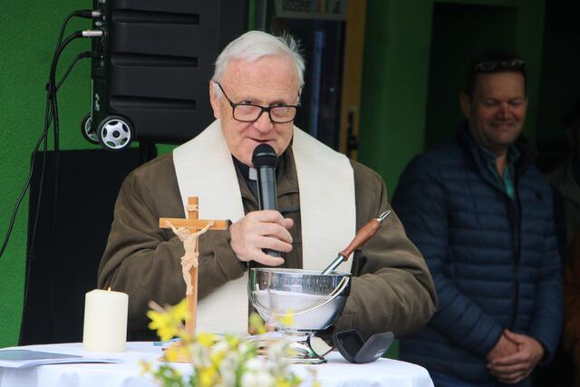 Pfarrer Franz Ranegger segnete das neue Geschäft in Ratten. | Foto: RegionalMedien Hofmüller