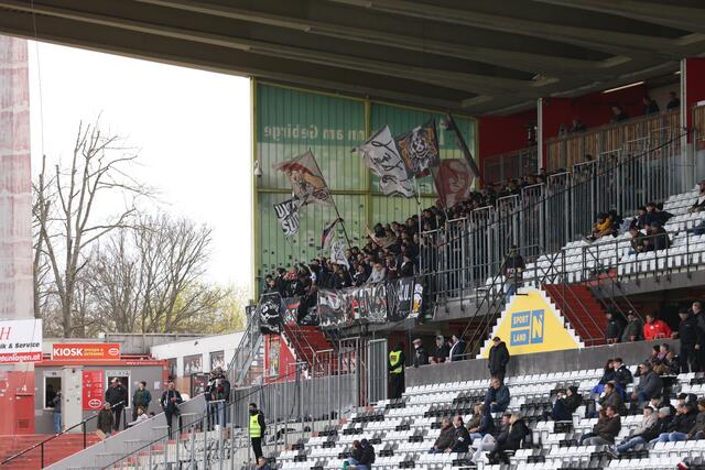 Der schwarz-weiße Anhang war in der Südstadt stark vertreten. | Foto: Reischl