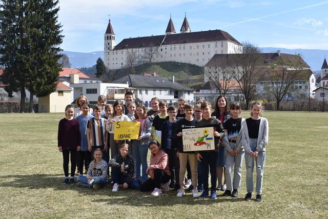 Die Schüler der Stiftsgymnasiums St. Paul verkauften Samenpäckchen und spendeten den Erlös. | Foto: Privat
