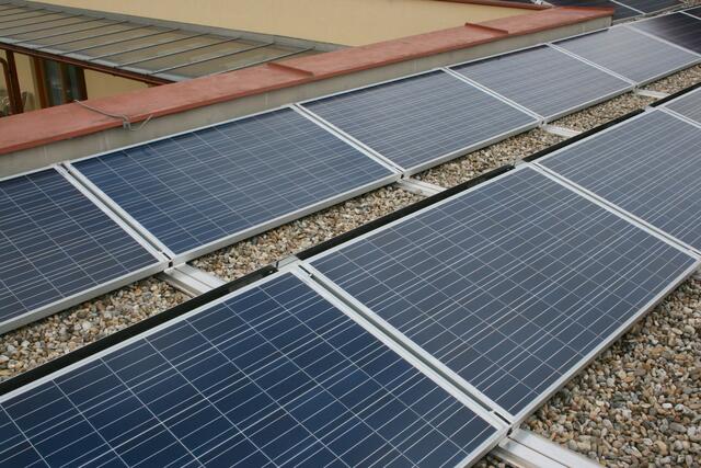 Bisher hat die Grenze von 20 KWp verhindert, dass Gewerbe- und Landwirtschaftsbetriebe auf ihren Dächern Photovoltaikanlagen installieren können. | Foto: Martin Wurglits