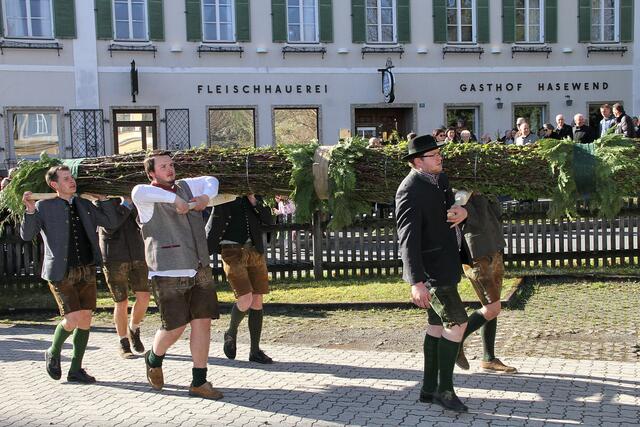 Der schöne Palmbuschen der Landjugend wird von der Bevölkerung schon immer mit Vorfreude erwartet.  | Foto: Josef Fürbass