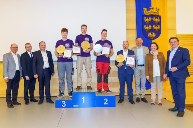 Siegerbild der Elektroinstallationstechniker: Gottfried Wieland (WIFI NÖ), Johannes Tanzer (Bildungsdirektion NÖ), Jochen Flicker (Obmann Gewerbe und Handwerk NÖ), Jonas Atteneder (Bronze), Jan Unterberger (Gold), Andreas Köberl (Silber), Wolfgang Klenk (Klenk &amp; Meder), Friedrich Manschein (Landesinnungsmeister Elektro-, Gebäude-, Alarm- und Kommunikationstechniker NÖ), Renate Scheichelbauer-Schuster (Bundesspartenobfrau Gewerbe und Handwerk) und WKNÖ-Präsident Wolfgang Ecker | Foto: Bollwein