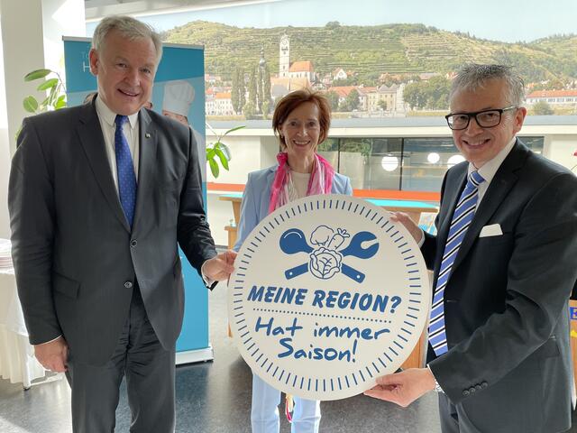 Landesrat Martin Eichtinger, HLF Krems Direktorin Birgit Wagner und August Teufl, BezirksBlätter Restauranttester