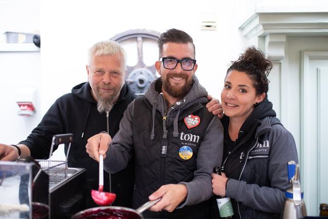 Stefan Streitberger, Thomas Schwaiger von der TOM Almhütte und Jacqueline Hassanein | Foto: Hochkönig Tourismus